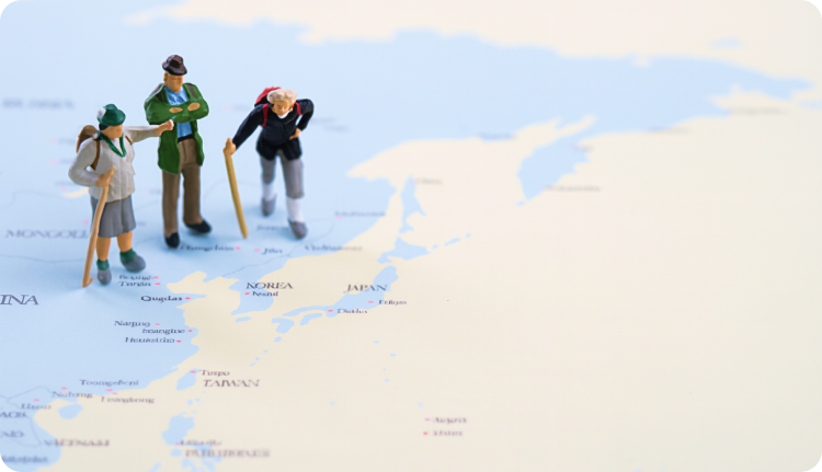 어린이들이 지도 위에서 여행하는 모습을 표현한 일러스트레이션