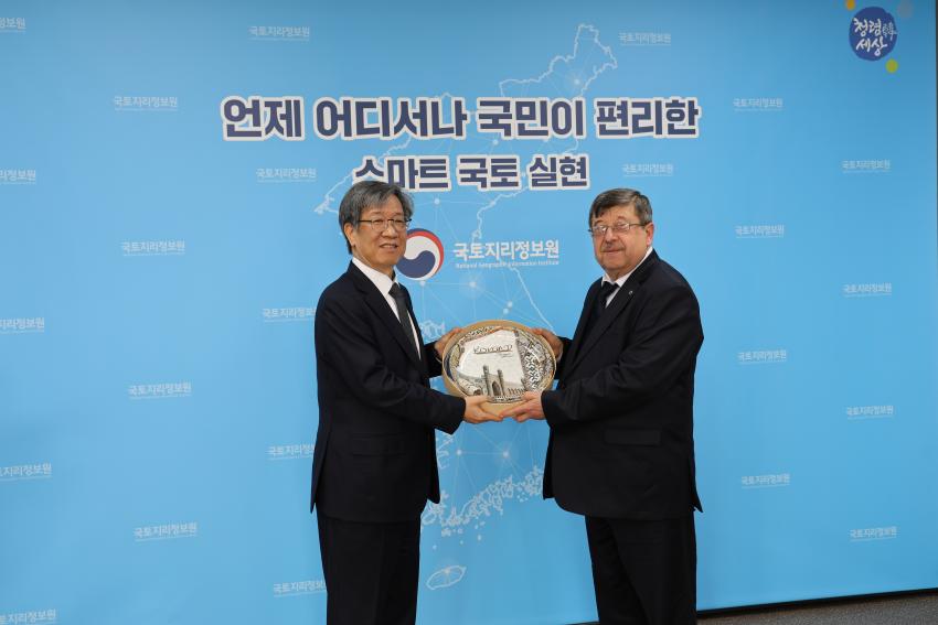 선물 전달식.JPG